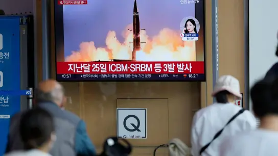 Trotz des Verbots durch UN-Resolutionen hat Nordkorea wieder potenziell atomwaffenfähige Raketen getestet. (Foto: Lee Jin-Man/AP/dpa)
