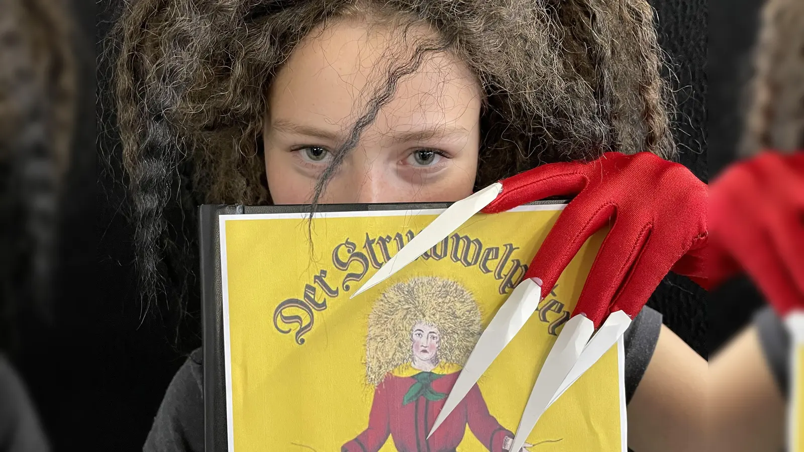 Wildes Haar, lange Nägel: Regina Probst präsentiert das Buch mit den berüchtigten Geschichten. (Foto: Natascha Lifka)