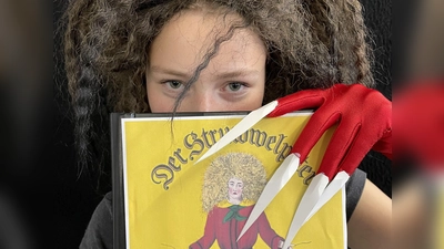 Wildes Haar, lange Nägel: Regina Probst präsentiert das Buch mit den berüchtigten Geschichten. (Foto: Natascha Lifka)