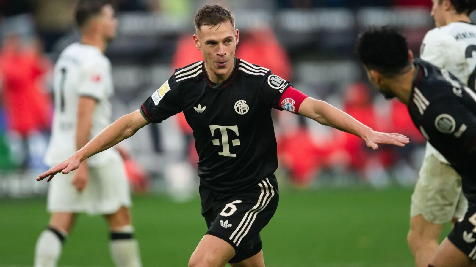 Bayerns Joshua Kimmich jubelt über sein Führungstor in Mönchengladbach. (Foto: Marius Becker/dpa)