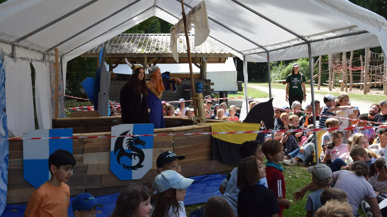 Passend zum diesjährigen Motto haben die Teilnehmerinnen und Teilnehmer der Kinderzeltstadt Besuch von Wikingern bekommen. Die Kinder sollen diesen bei der Vorbereitungen für ein Fest helfen. (Foto: Florian Schwab)