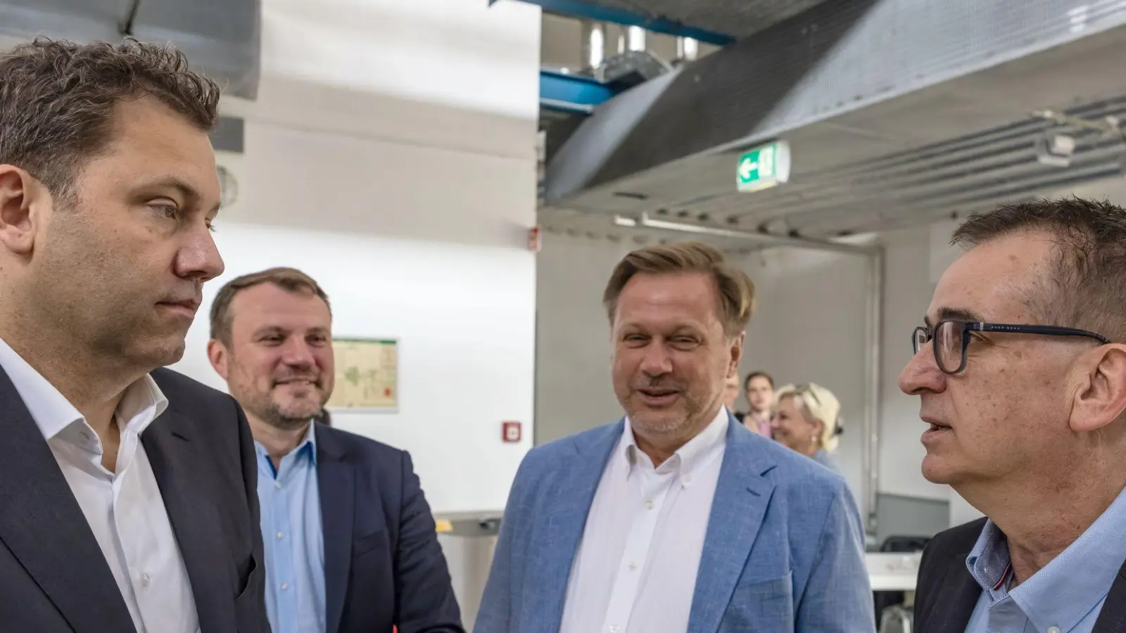 SPD-Chef Lars Klingbeil will sich für Industriearbeitsplätze in Stahlwerken einsetzen.  (Foto: Frank Hammerschmidt/dpa)