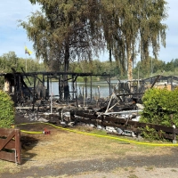 Nach dem Brand bleiben ausgebrannte Campingwagen und verkohlte Zelte zurück.  (Foto: Daniel Löb/dpa)