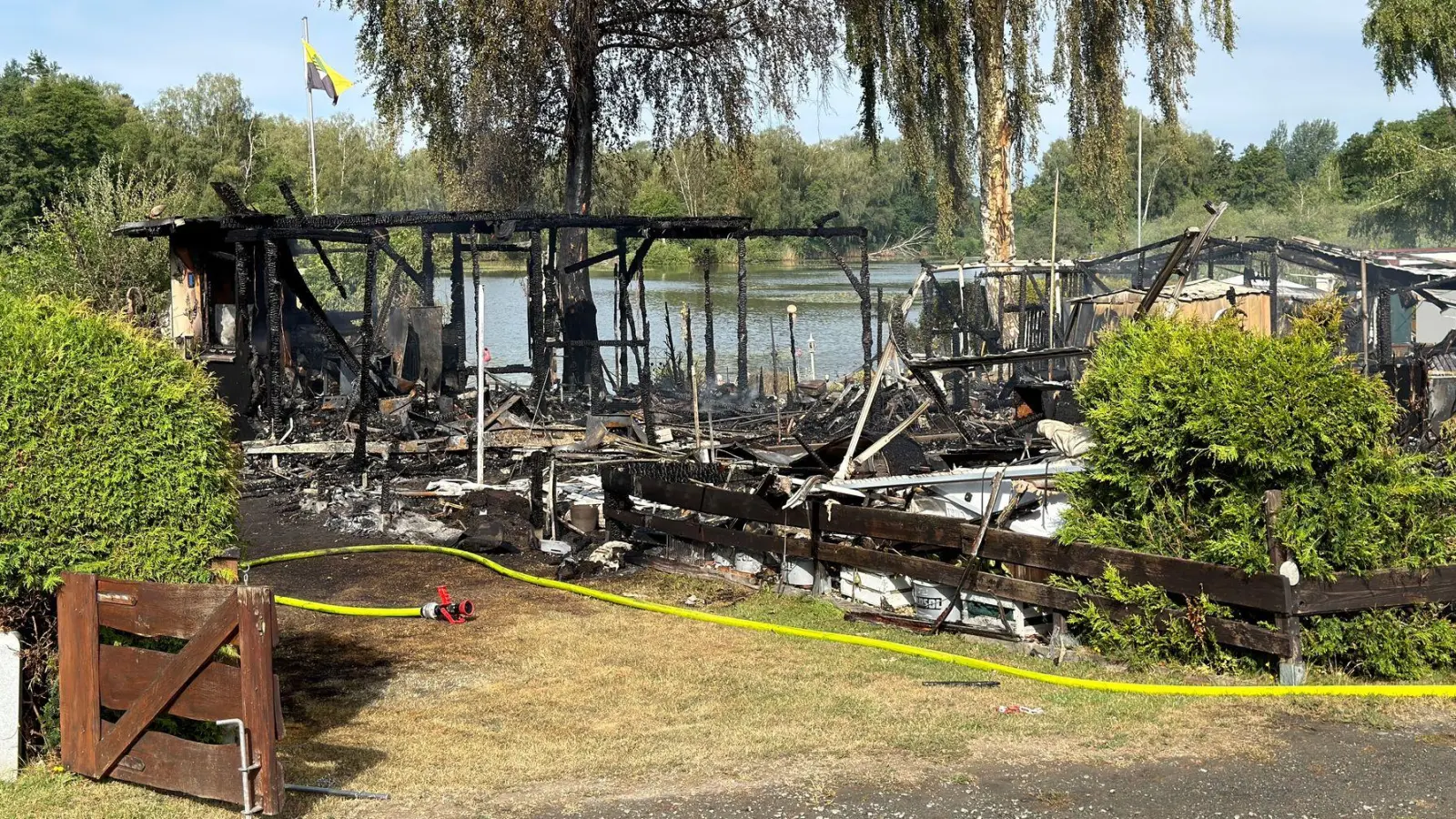 Nach dem Brand bleiben ausgebrannte Campingwagen und verkohlte Zelte zurück.  (Foto: Daniel Löb/dpa)