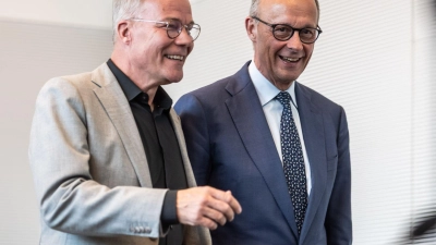Gute Laune bei SPD-Fraktionschef Miersch und Kanzler Merz, zumindest für diesen Tag. (Foto: Michael Kappeler/dpa)