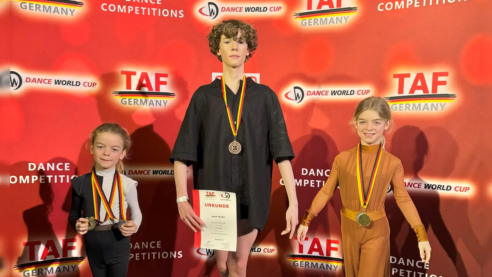 Oskar Greul, Jacob Winter und Moritz Greul (von links) haben sich für den „Dance World Cup 2025“ qualifiziert. (Foto: Andrea Greul)