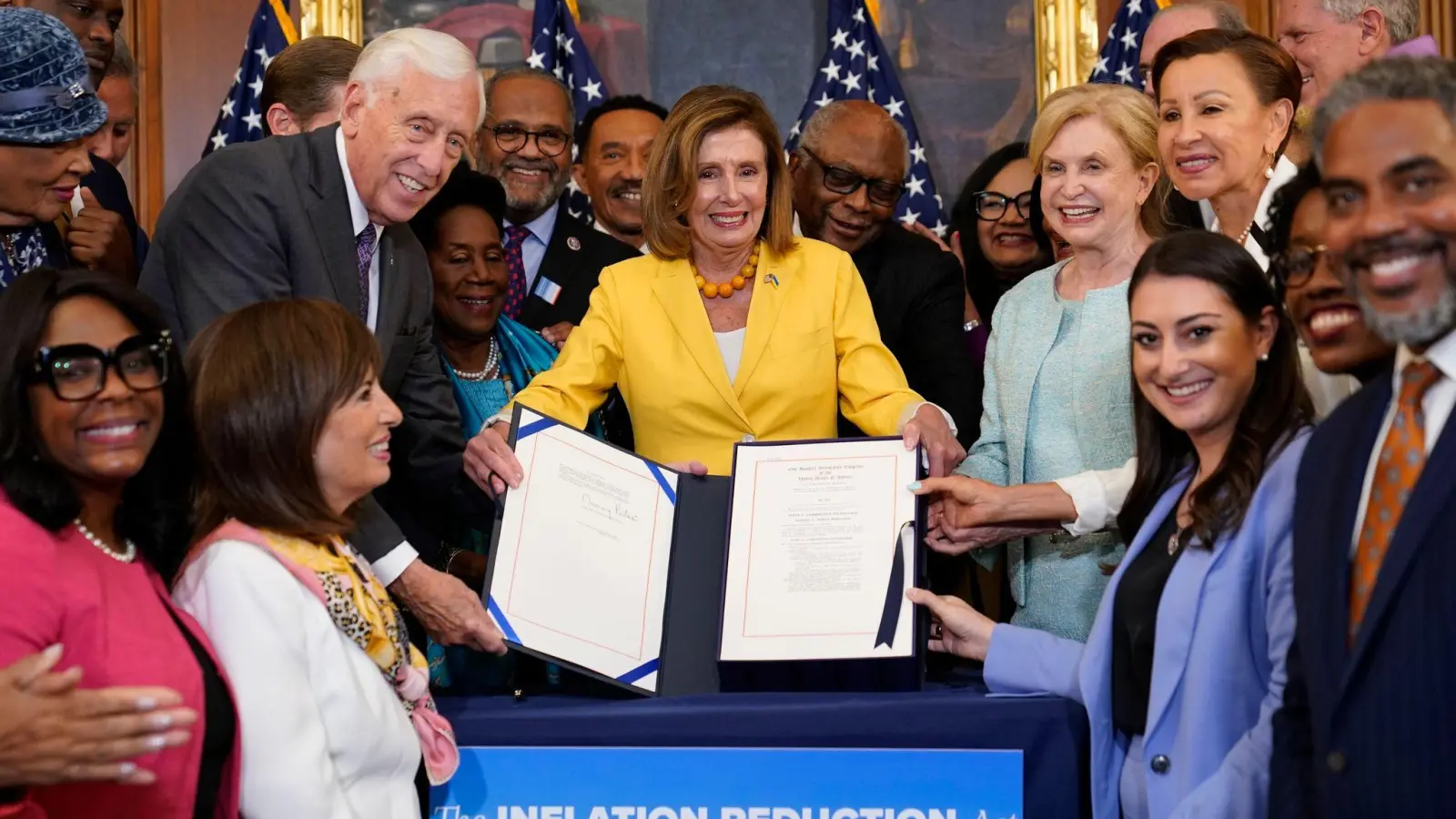Nancy Pelosi, Sprecherin des US-Repräsentantenhauses, und ihre Demokratischen Parteikollegen feiern auf dem Capitol Hill. (Foto: Susan Walsh/AP/dpa)