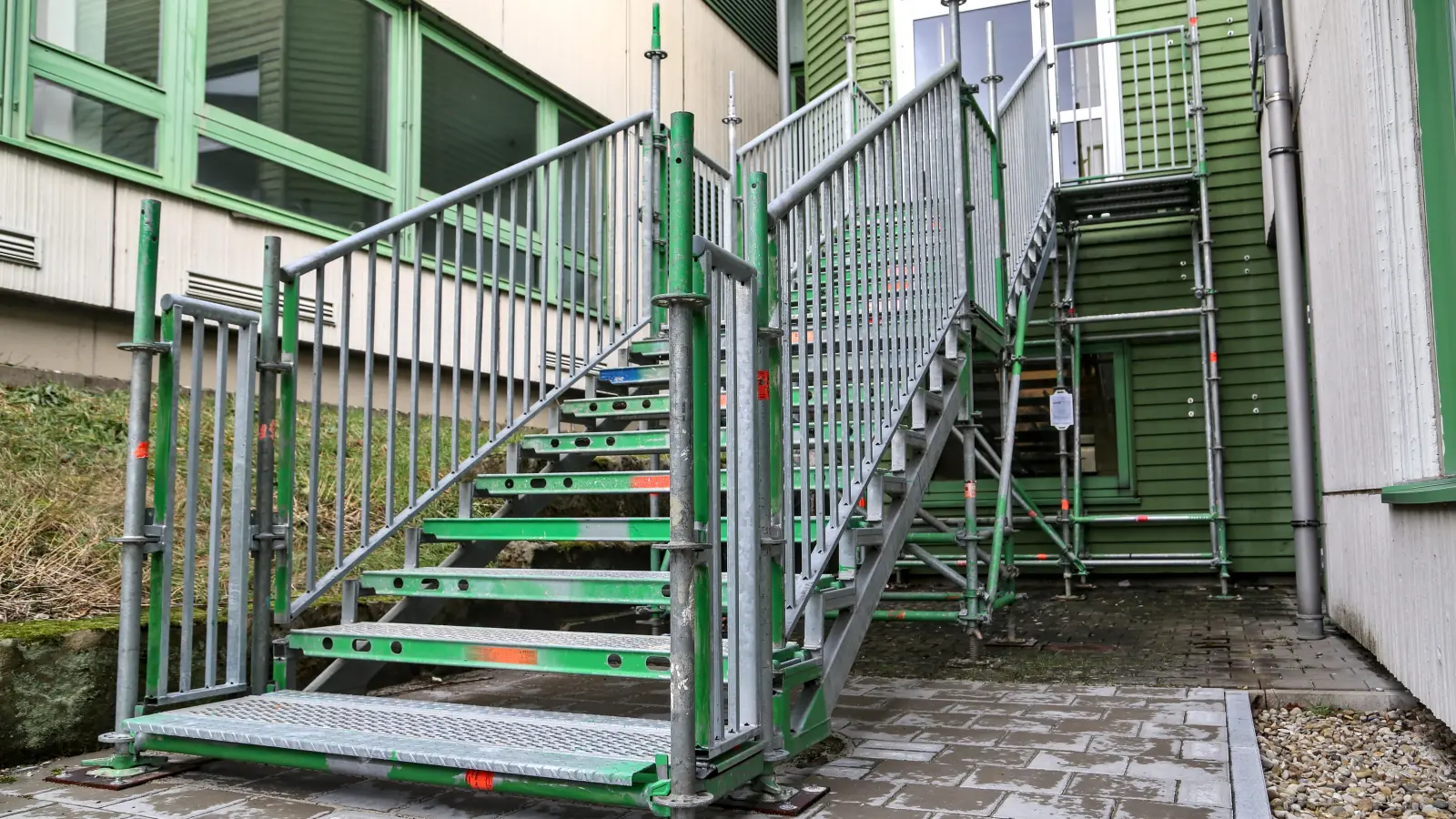 Eine der drei Brandschutztreppen, die am Gebäude des Theresiengymnasiums bereits fertiggestellt sind. Die vierte konnte wegen der fehlenden Prüfstatik noch nicht aufgebaut werden. (Foto: Tizian Gerbing)