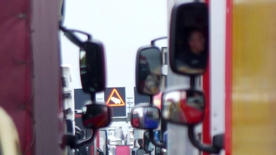 Immer alles im Blick: Doch müssen Lkw-Fahrer auch im Stau beim Anfahren in alle Spiegel schauen? Diese Frage war vor Gericht zentral. (Foto: Matthias Strauß/dpa-Zentralbild/dpa-tmn)