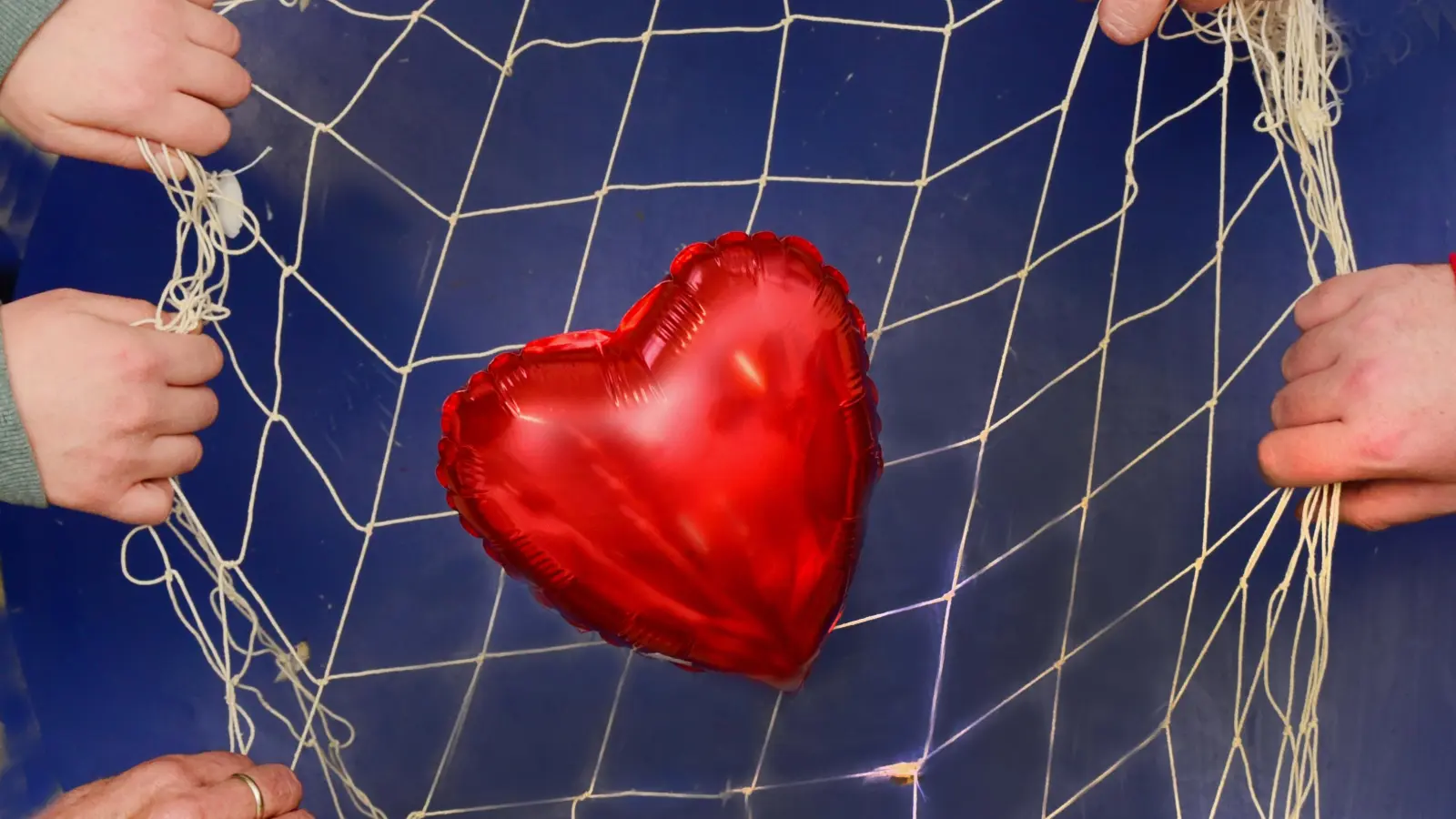 Mit der Aktion „FLZ-Leser helfen“ ein Herz für notleidende Mitmenschen zeigen: Wer kurzfristig Hilfe braucht, wird in einem Netz aufgefangen. (Foto: Jim Albright)