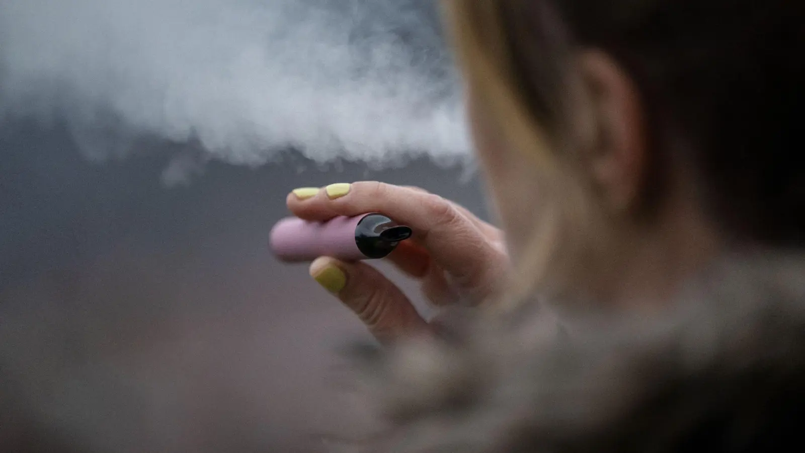 In Deutschland rauchen wieder mehr junge Menschen. (Foto: Marijan Murat/dpa)