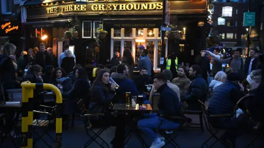 Gäste des Pubs „The Three Greyhounds“ in London: Frisch gezapftes Bier soll im Sommer billiger werden. (Foto: Kirsty O'Connor/PA Wire/dpa)