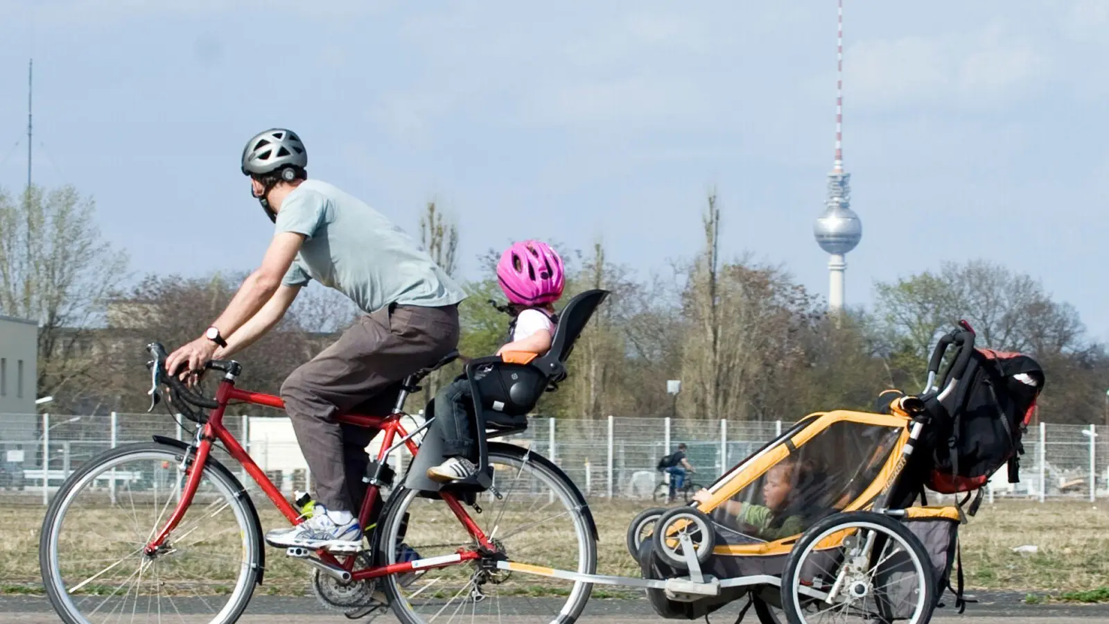 Die Straßenverkehrsordnung erlaubt den Transport von Kindern bis sieben Jahren nur in speziellen Sitzen oder Anhängern. (Foto: Andrea Warnecke/dpa-tmn)