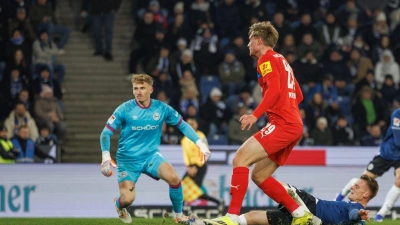 Bielefelds Leon Schneider grätscht den Ball zum 0:1 ins eigene Tor.  (Foto: Friso Gentsch/dpa)