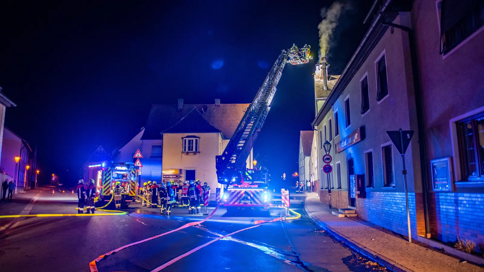 Ein Großaufgebot mehrerer Feuerwehren rückte am späten Mittwochabend in Uehlfeld an. Ein Storchennest hatte Feuer gefangen.  (Foto: Johann Schmidt)