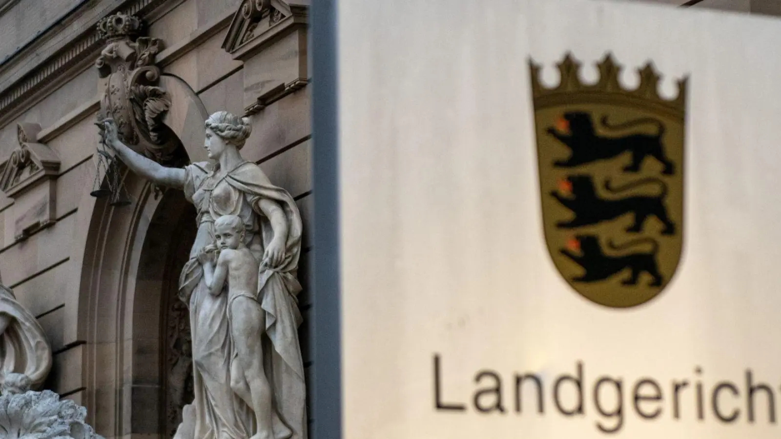 Ein Obdachloser soll ein Theaterlager in Brand gesetzt haben. (Symbolbild)  (Foto: Stefan Puchner/dpa)