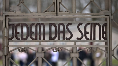 Die Inschrift „Jedem das Seine“ im Lagertor der Gedenkstätte Buchenwald. (Foto: Martin Schutt/dpa)