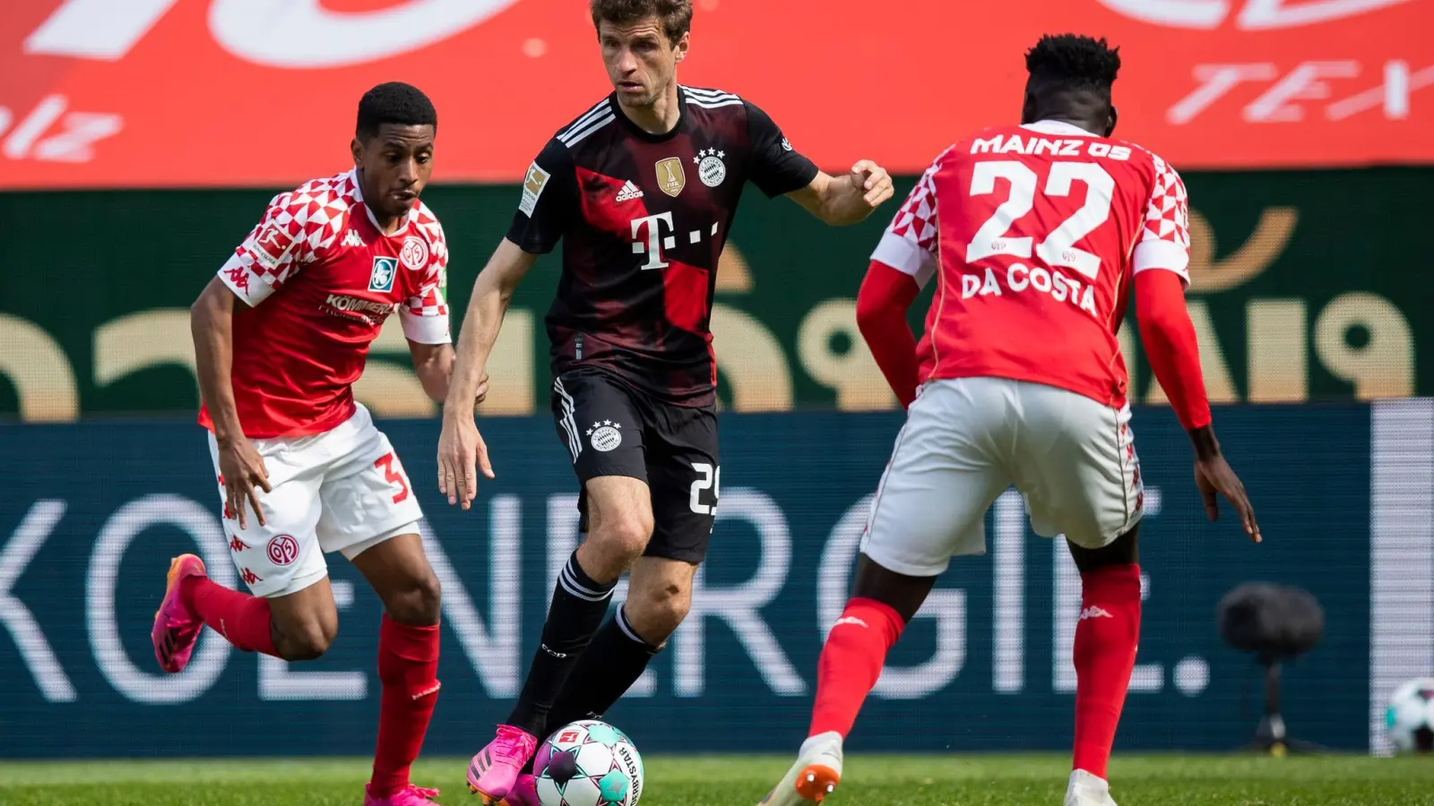 Bayerns Thomas Müller (M) behauptet gegen die Mainzer Leandro Barreiro Martins (l) und Danny da Costa (r) den Ball. (Foto: Tom Weller/dpa)
