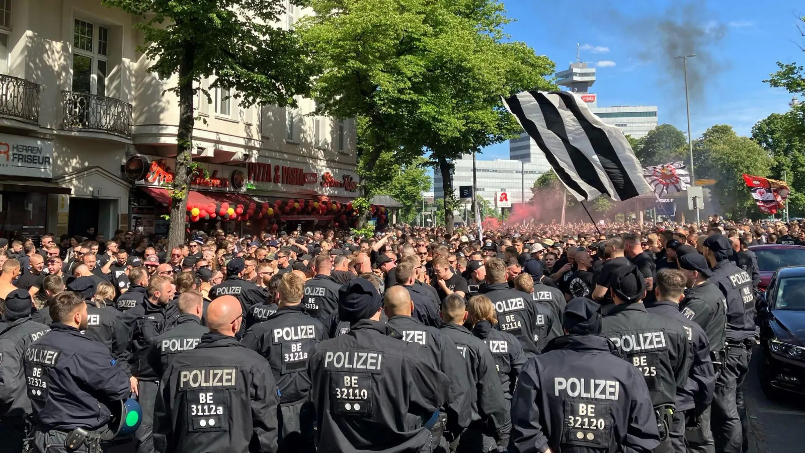 Zahlreiche Polizisten sichern den Eintracht-Fanmarsch zum Stadion ab. (Foto: David Langenbein/dpa)