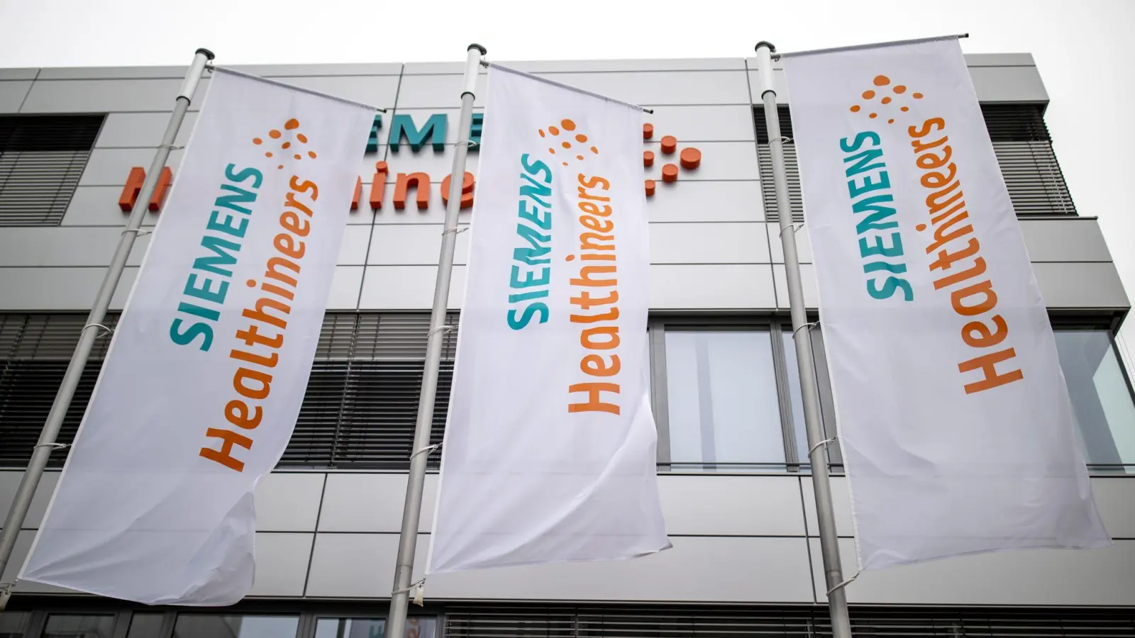 Das Logo und die Schriftzüge des Medizintechnikkonzerns Siemens Healthineers. (Foto: Daniel Karmann/dpa)