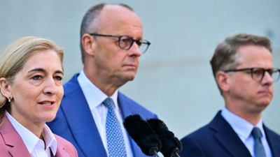 Das sind zunächst einmal die wichtigsten Personalien des großen Merz-Tableaus: Warken und Linnemann. (Foto: Sebastian Gollnow/dpa)