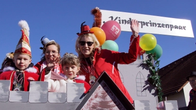Das Kinderprinzenpaar Leo I. (Leo Schuster) und Sarah I. (Sarah Wittmann) hat von seinem Wagen aus dem Publikum zugewunken. (Foto: Horst Kuhn)