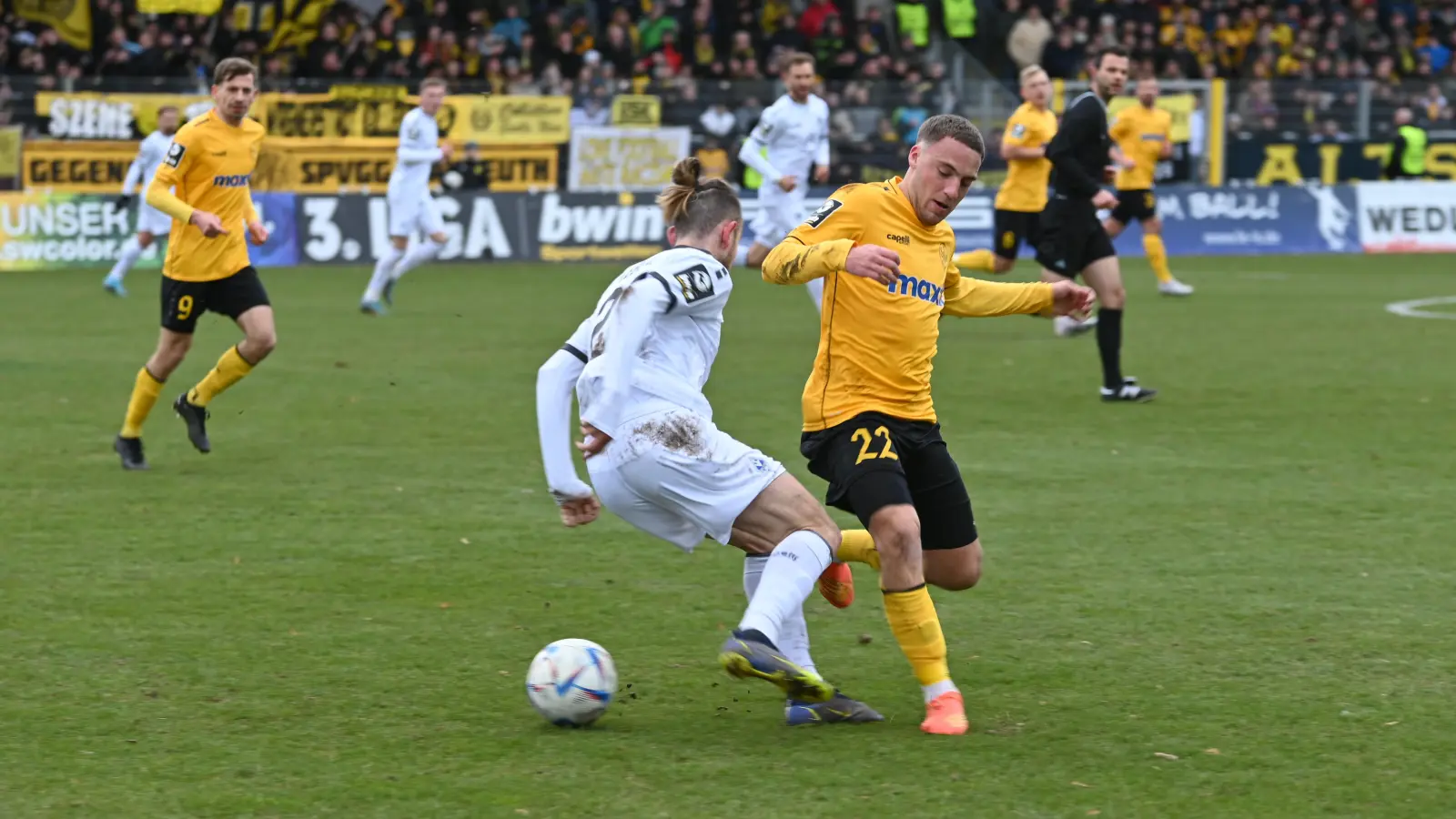 „Ein überragender Typ“: Tim Latteier (rechts vorne, hier im Spiel der Vorsaison gegen Waldhof Mannheim) trägt wieder das gelbe Trikot. (Foto: Andreas Bär)