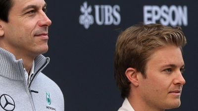 Der deutsche Formel-1-Pilot Nico Rosberg (R) und der britische Formel-1-Pilot Lewis Hamilton (L) vom Mercedes AMG Petronas Team sowie der österreichische Mercedes-Motorsportchef Toto Wolff. (Foto: Jens Büttner/dpa)