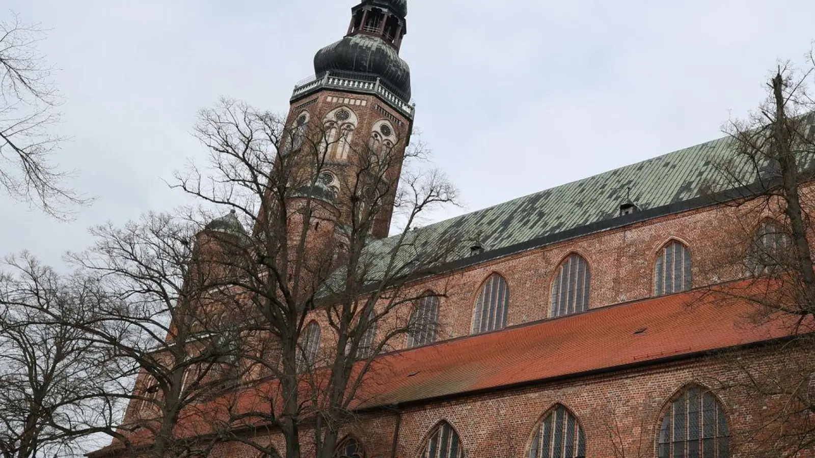 Der Greifswalder Dom hat jetzt eine von Ólafur Elíasson neu gestaltete Fenstergruppe. (Foto: Bernd Wüstneck/dpa)