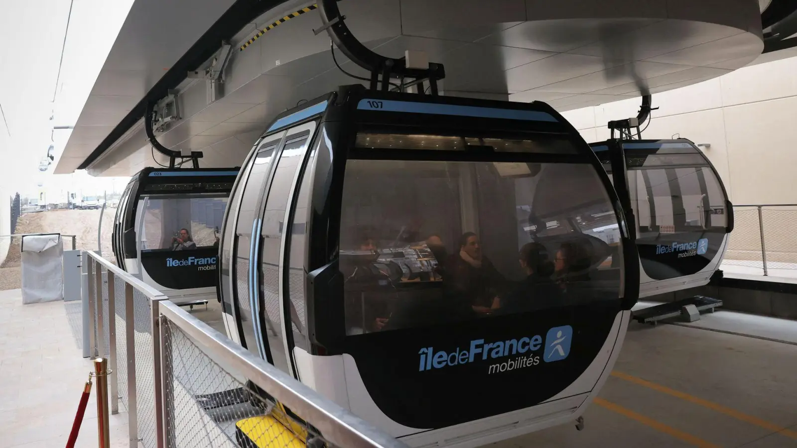 In 18 Minuten verbindet die Linie mehrere Gemeinden mit dem Pariser Metronetz. (Foto: Thomas Samson/AFP/dpa)