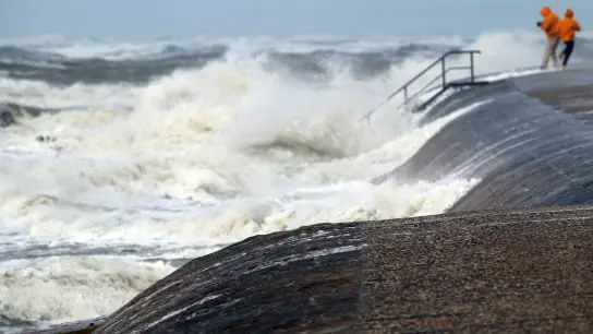 Das Orkantief „Ylenia“ hat auf der ostfriesischen Insel Norderney für hohe Wellen gesorgt. (Foto: Volker Bartels/dpa)