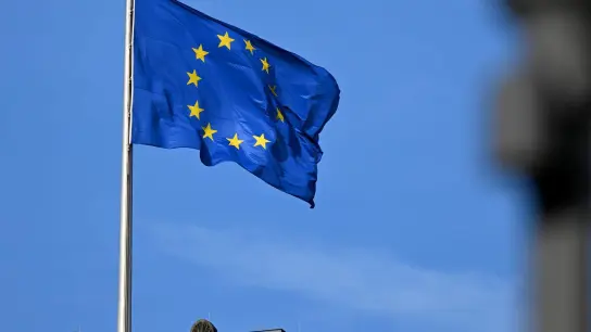 Die Flagge der EU weht auf dem Reichstag im Wind. (Foto: Monika Skolimowska/dpa)