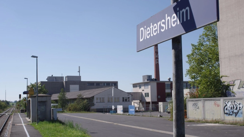 Auf dem ehemaligen EKA-Gelände sollte eigentlich ein Containerdorf für Geflüchtete entstehen, die Nähe zum Bahnhalt war dabei ein wichtiges Argument. Jetzt jedoch wurde der Mietvertrag aus dem Jahr 2024 annulliert, das Containerdorf wird nicht errichtet.  (Foto: Tizian Gerbing)