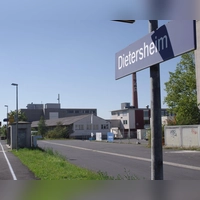 Auf dem ehemaligen EKA-Gelände sollte eigentlich ein Containerdorf für Geflüchtete entstehen, die Nähe zum Bahnhalt war dabei ein wichtiges Argument. Jetzt jedoch wurde der Mietvertrag aus dem Jahr 2024 annulliert, das Containerdorf wird nicht errichtet.  (Foto: Tizian Gerbing)