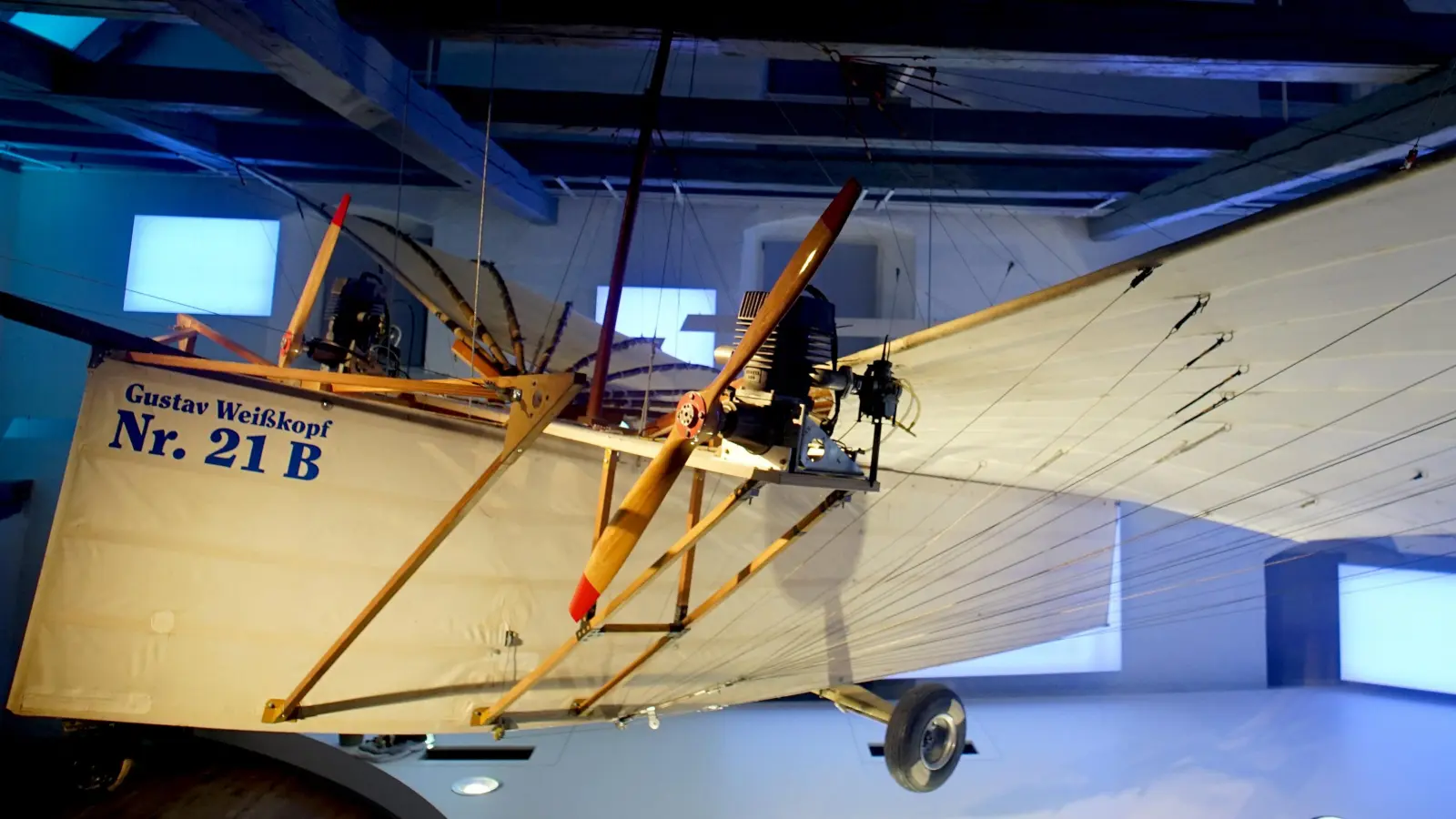 Gustav Weißkopf hat wahrscheinlich als Erster einen Motorflug durchgeführt. Ein Nachbau seines Fluggeräts ist im Museum „Pioniere der Lüfte” in Leutershausen zu sehen.  (Foto: Heinz Wraneschitz)