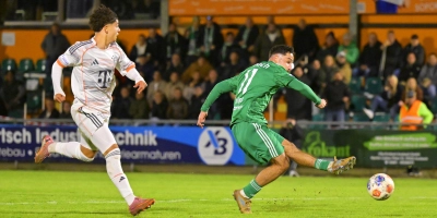 Zu schnell für den Münchner Jussef Nasrawe: Tarkan Ücüncü erzielt hier das 1:0 für die Ansbacher. (Foto: Martin Rügner)