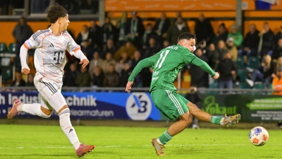 Zu schnell für den Münchner Jussef Nasrawe: Tarkan Ücüncü erzielt hier das 1:0 für die Ansbacher. (Foto: Martin Rügner)
