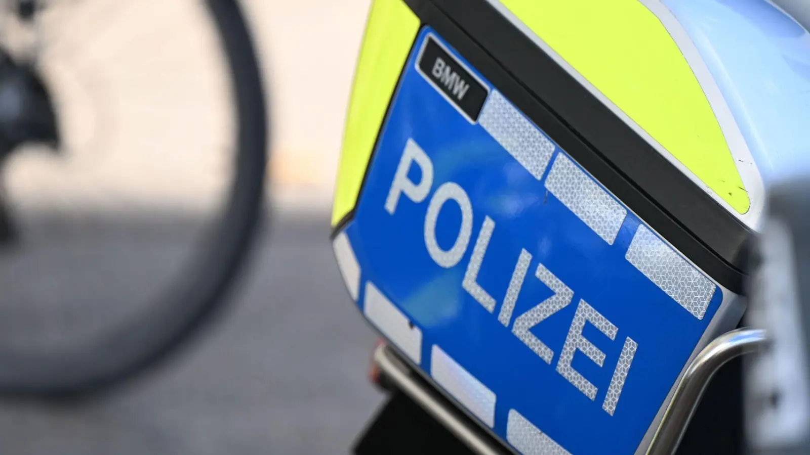 Der Fahrradfahrer stirbt an seinen Verletzungen - jetzt ermittelt die Polizei. (Symbolbild) (Foto: Bernd Weißbrod/dpa)