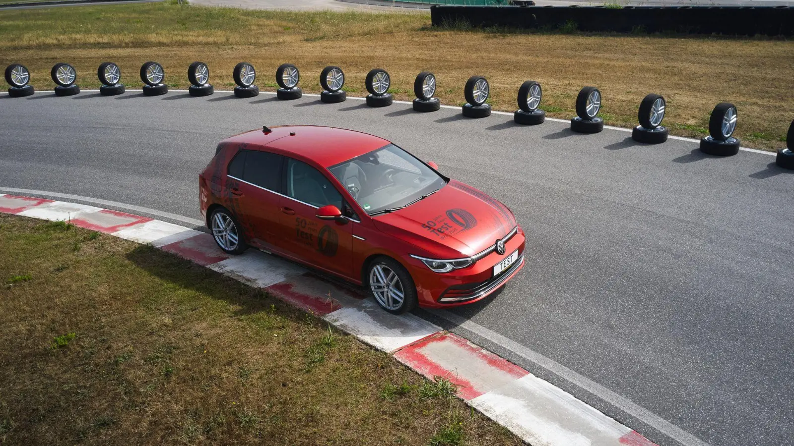 ADAC-Test: Nur die Hälfe der 16 geprüften Ganzjahresreifen sind empfehlenswert. (Foto: Marc Wittkowski/ADAC/dpa-tmn)