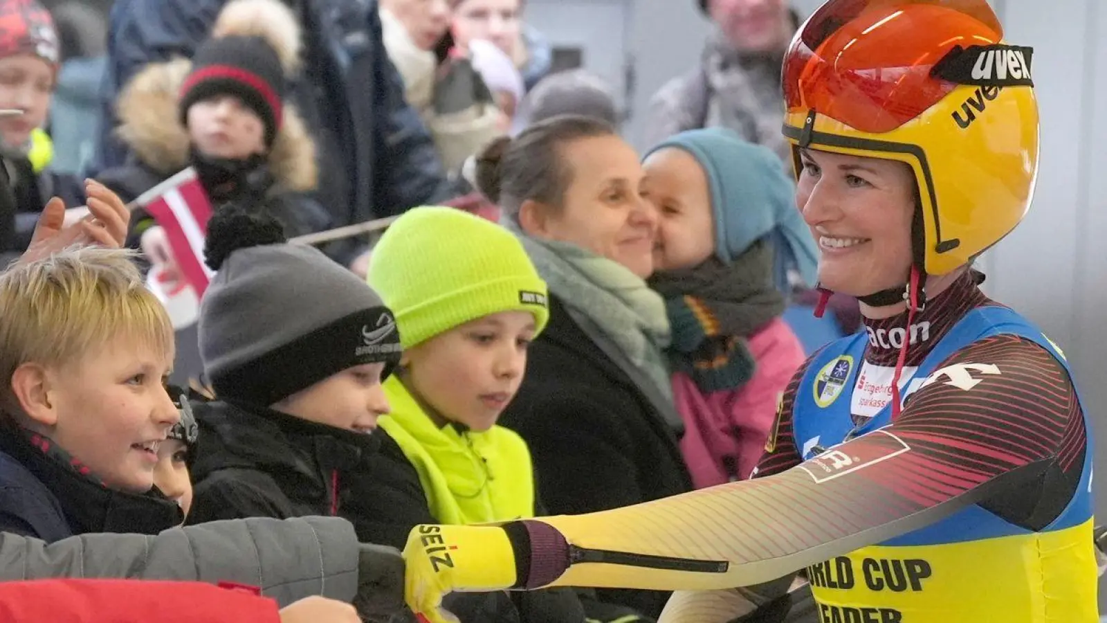 Freut sich im Ziel: Gesamtweltcupsiegerin Julia Taubitz. (Foto: Roman Koksarov/AP)