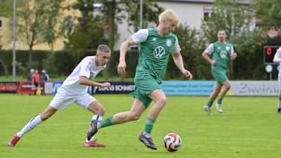 Der FV Uffenheim (in Grün, hier gegen Burgoberbach) siegte mit 6:4 in Hofstetten. Zwei Tore steuerte dabei Luke Preen (rechts) bei. (Foto: Martin Rügner)