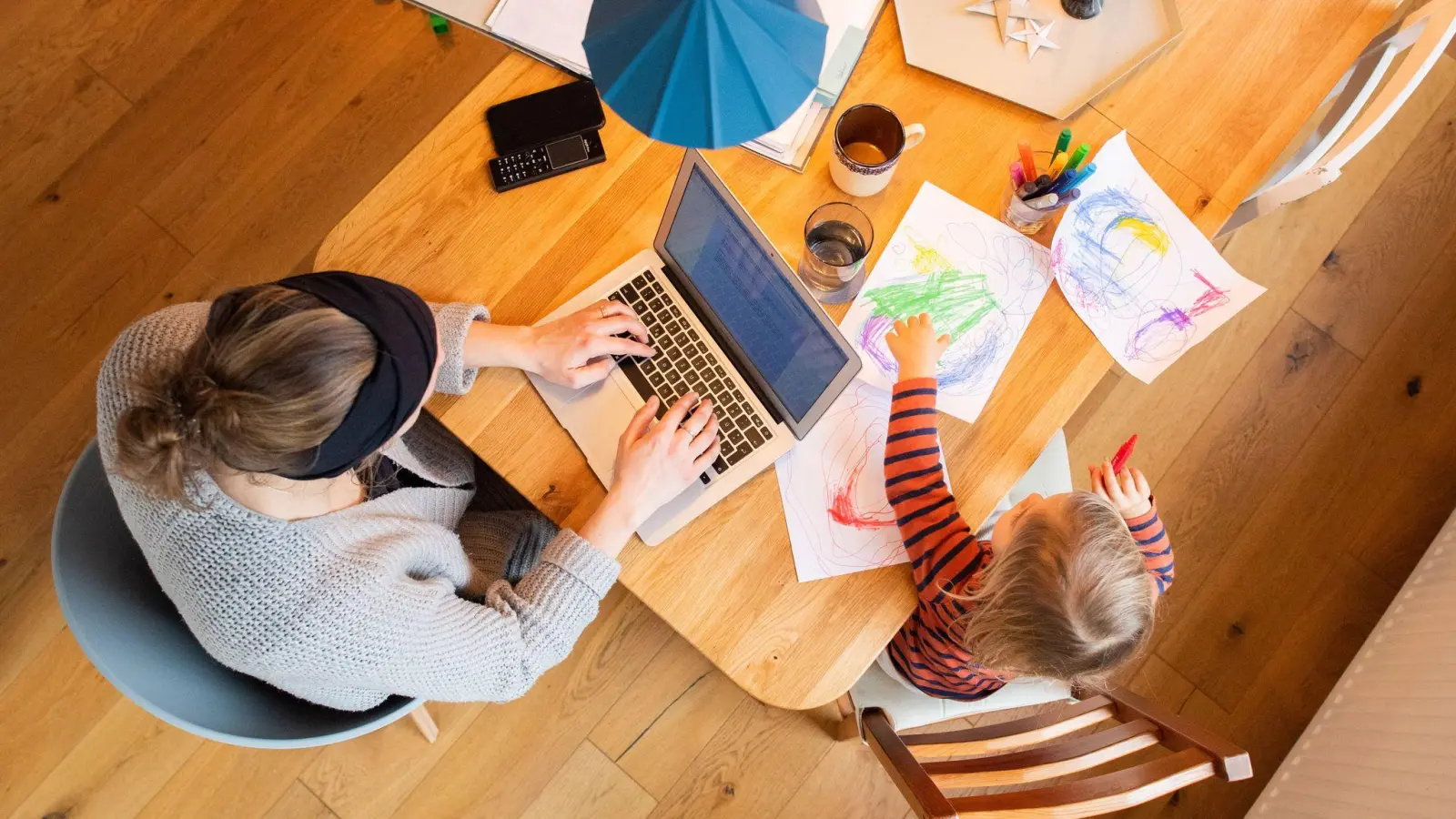Mütter verdienen häufiger ihren eigenen Lebensunterhalt als vor 15 Jahren. (Symbolbild) (Foto: Julian Stratenschulte/dpa)