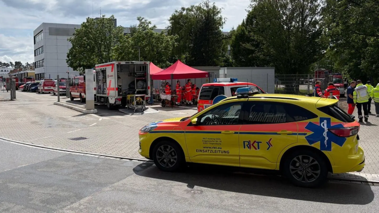 Feuerwehr und Rettungskräfte waren mit einem Großaufgebot im Einsatz. (Foto: Sanitätseinsatzleitung/Nürnberger Hilfsorganisationen/dpa)
