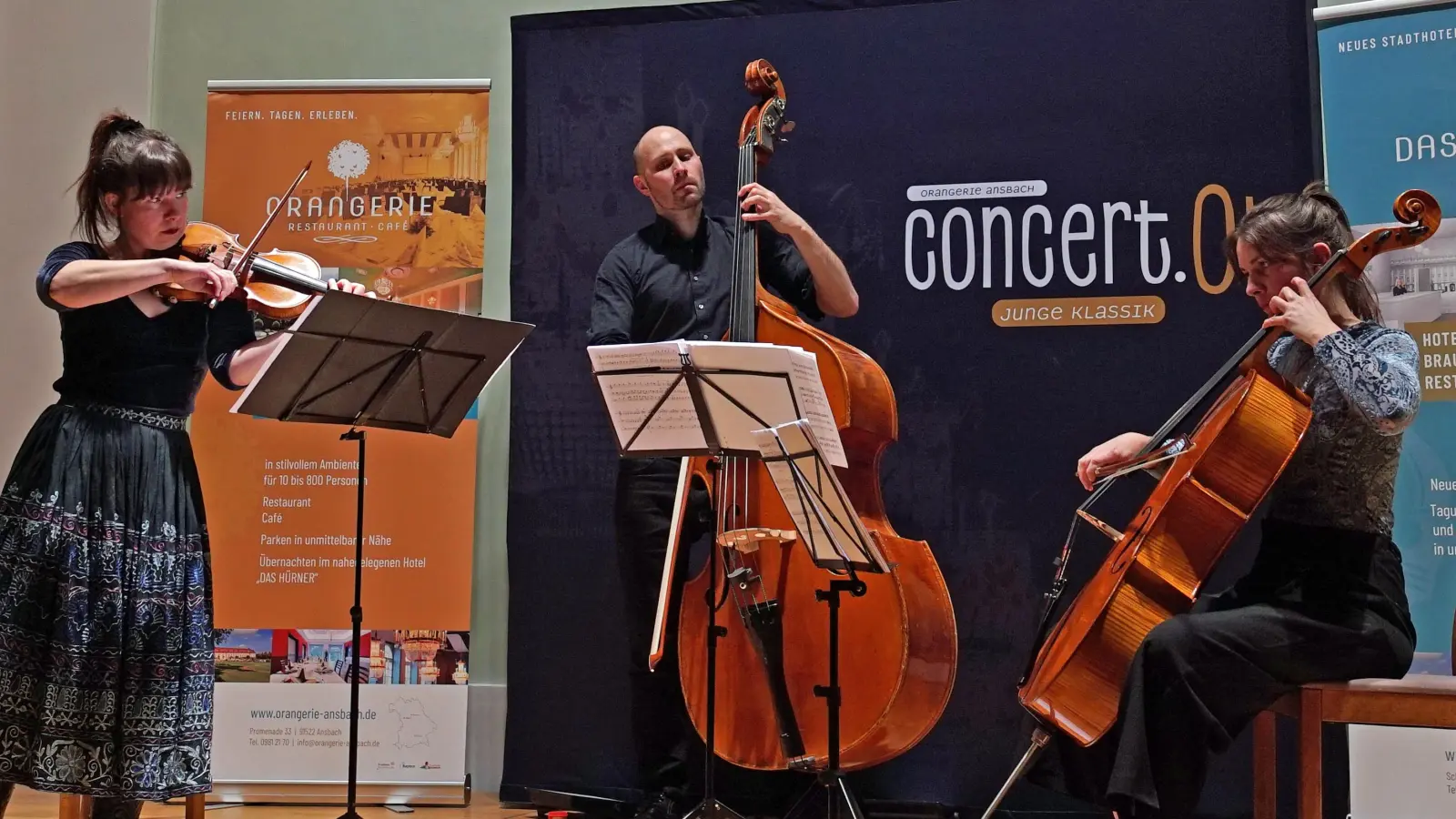 Rebekka Wagner, Stephan Goldbach und Sophia Schulz (von links) sind das Trio Vier: Sie warteten bei ihrem Konzert in der Orangerie mit spannenden Eigenkompositionen auf. (Foto: Elke Walter)