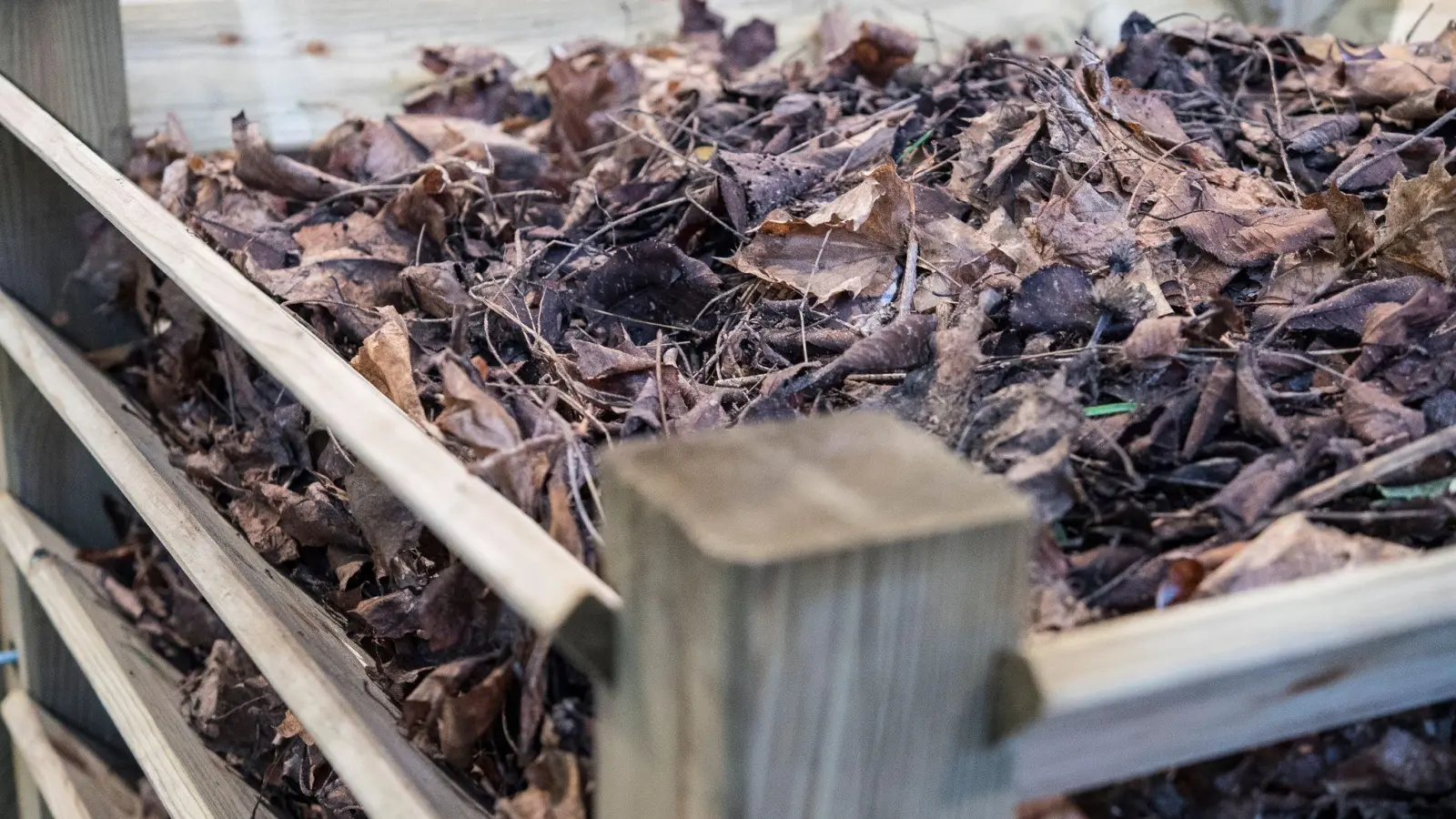 Man deckt den Komposthaufen im Winter am besten ab, damit er nicht auskühlt. (Foto: Robert Günther/dpa-tmn)