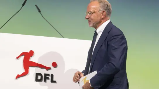 Karl-Heinz Rummenigge nach seiner Ernennung zum DFL-Ehrenangehörigen im Rahmen der Generalversammlung. (Foto: Bernd Thissen/dpa)