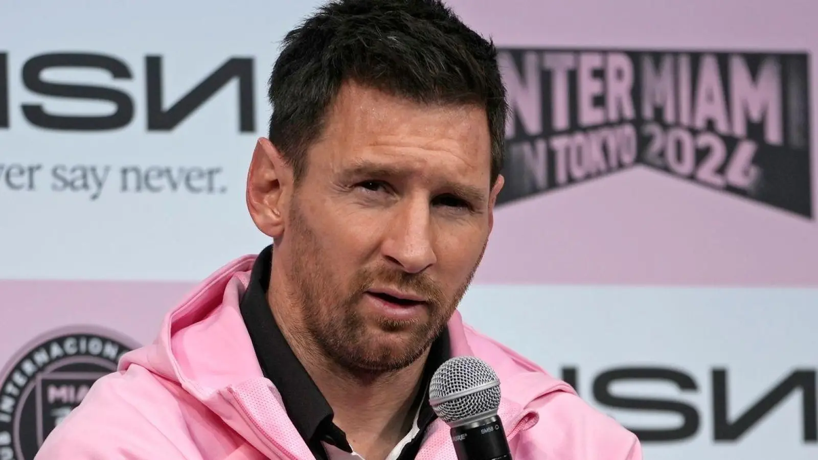 Inter Miamis Lionel Messi hat sich auf einer Pressekonferenz für seine Spielpause gerechtfertigt. (Foto: Shuji Kajiyama/AP)