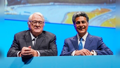 Der Aufsichtsratvorsitzende Hasso Plattner (l) und Punit Renjen bei der SAP-Hauptversammlung im Mai 2023. (Foto: Uwe Anspach/dpa)