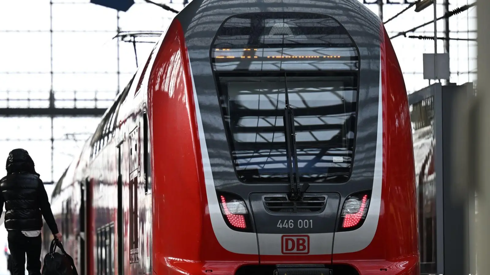 Der tödliche Angriff auf einen Zugbegleiter in einem Regionalzug hat bundesweit Entsetzen ausgelöst. (Archivbild) (Foto: Michael Brandt/dpa)