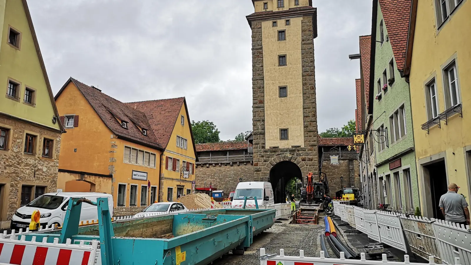 Über das Wochenende bleibt das Galgentor noch – am eingezäunten Baustellenbereich vorbei – für Fahrzeuge passierbar. Ab Montagfrüh greift dann die Vollsperrung, die sich vermutlich über die gesamte Sommerferienzeit erstrecken wird. (Foto: Jürgen Binder)